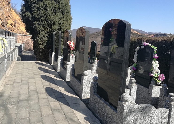 天山陵园有哪些特点?